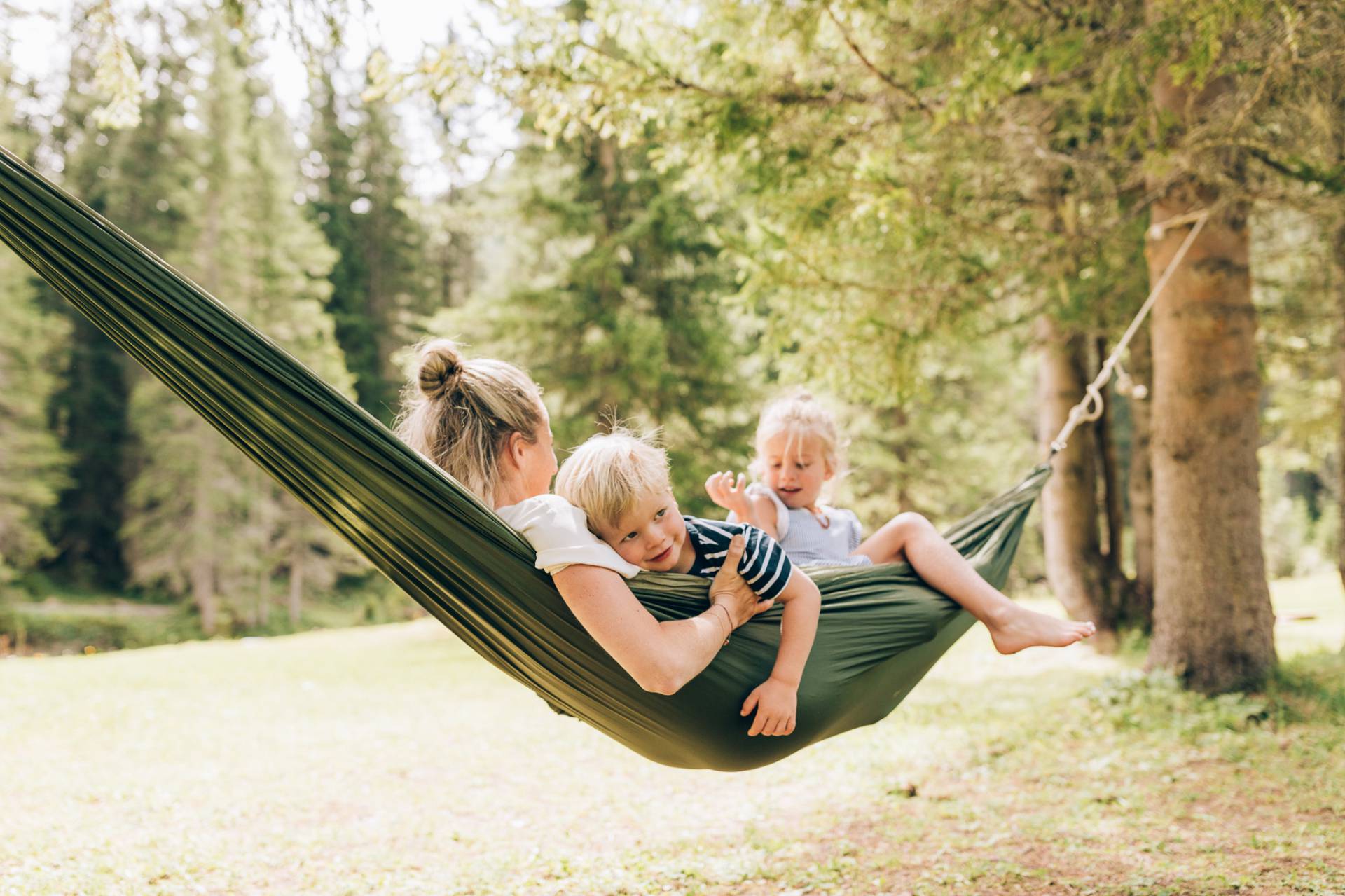 Mama mit Kindern in Hängematte