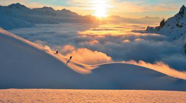 Ski fahren im Sonnenuntergang