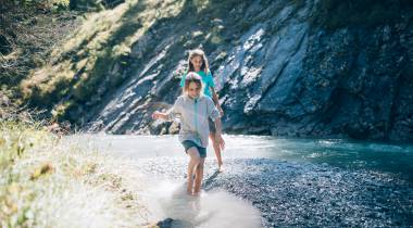 Kindern Spielen im Fluss Lech