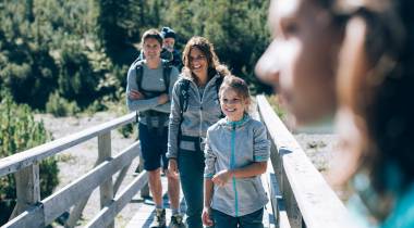 Familie beim Wandern in Oberlech