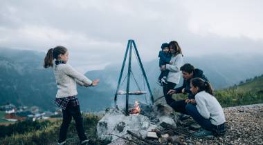 Familie beim Grillen auf dem Berg