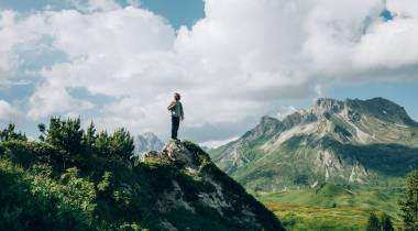 Mann auf dem Berg beim Wandern