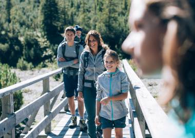 Familie beim Wandern in Oberlech