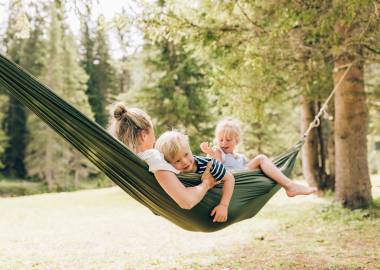 Mama mit Kindern in Hängematte