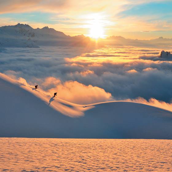 Ski fahren im Sonnenuntergang