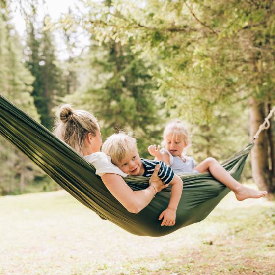 Mama mit Kindern in Hängematte