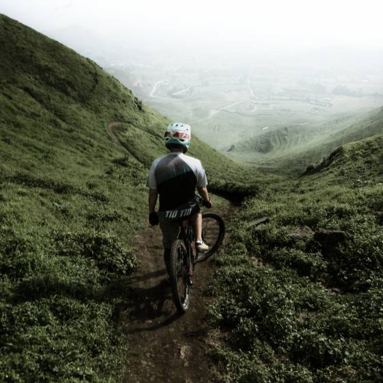 Mountainbiker mit Nebel in Oberlech
