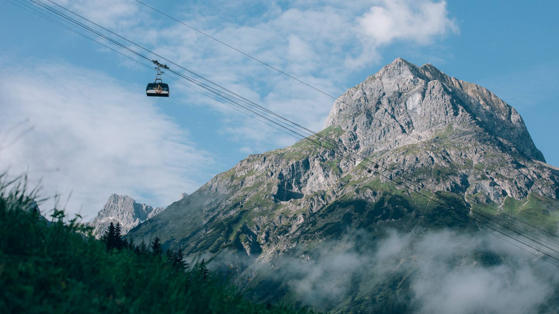 Bergbahn mit Berg im HIntergrund