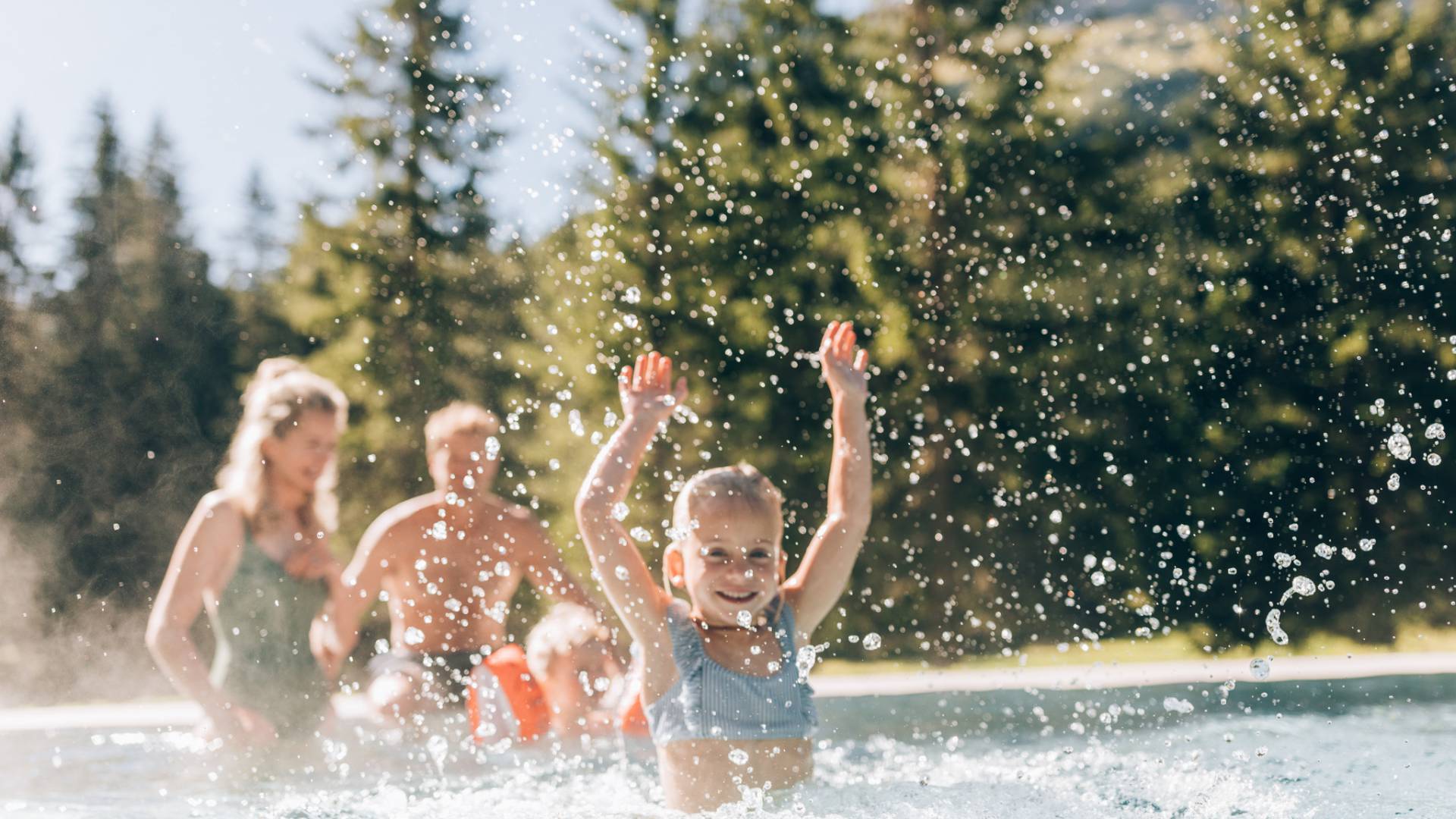 Familie beim Baden im Waldschwimmbaden