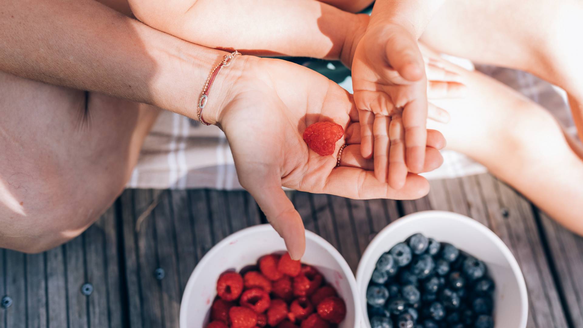 Frische Himbeere und Frische Heidelbeeren